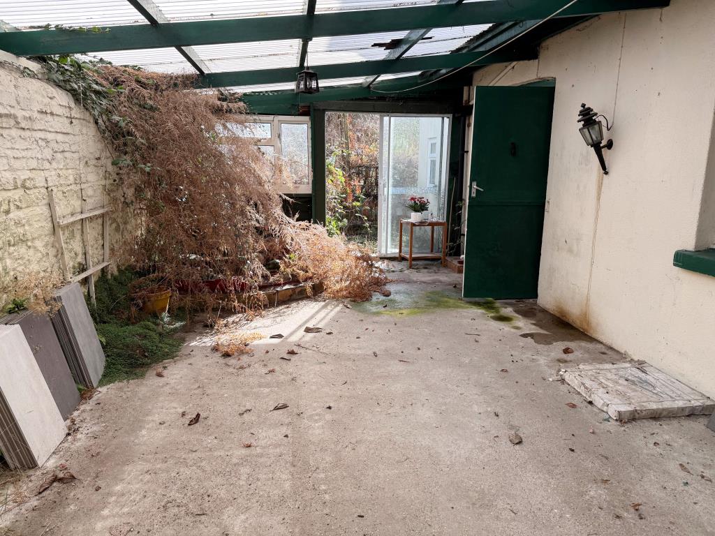 Lot: 125 - SUBSTANTIAL PROPERTY ARRANGED AS TWO FLATS IN NEED OF REFURBISHMENT - Covered yard with doors to rear patio